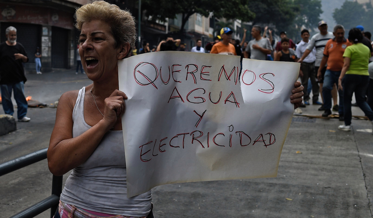 Una mujer pide agua y electricidad en una protesta anterior en Venezuela.