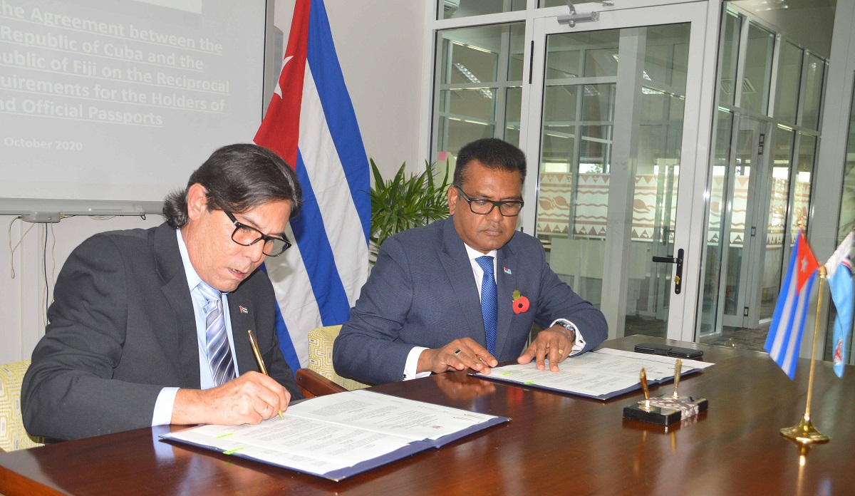 El canciller de Fiji, Yogesh Jitendra Karan, y el embajador cubano en ese país, Carlos Manuel Rojas.