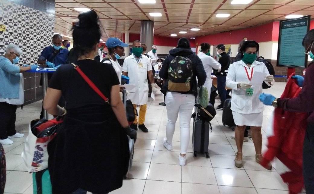 Médicos en aeropuertos cubanos.