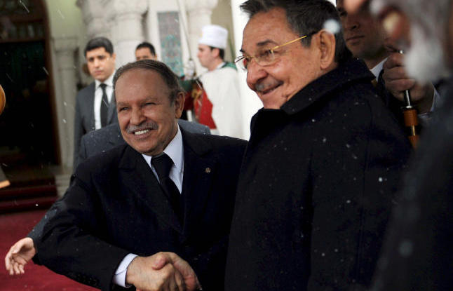 El presidente de Argelia, Abdelaziz Bouteflika saluda a Raúl Castro. 