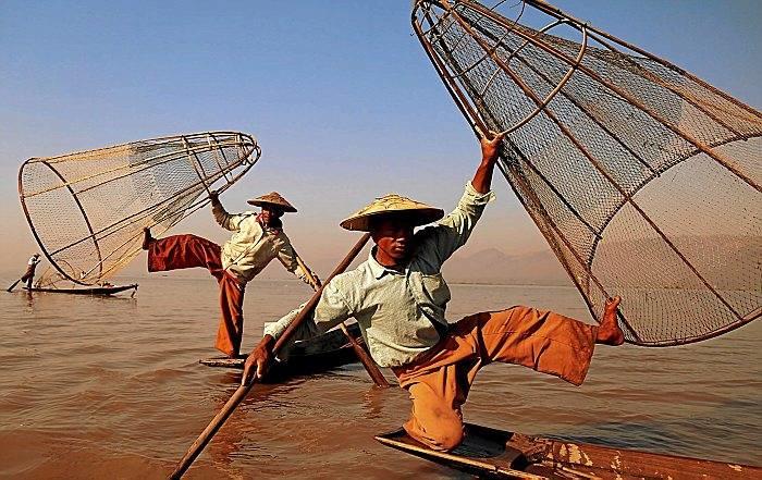 Pescadores de la etnia intha, en Birmania.