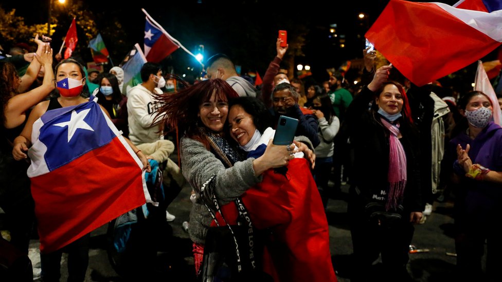 Numerosos chilenos celebraron el resultado del plebiscito.