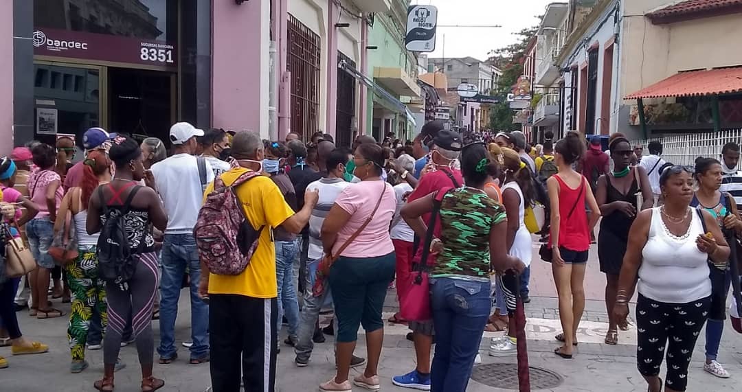 Cubanos haciendo cola en un banco ante los temores por la unificación monetaria.