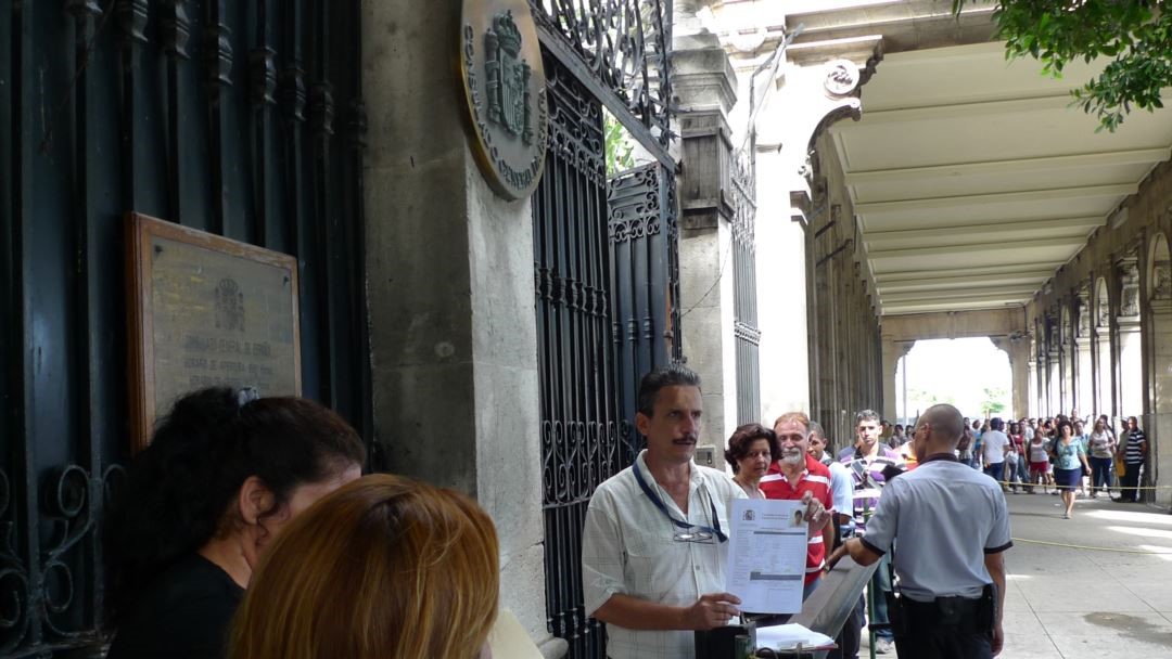 Cola frente al Consulado de España en La Habana.