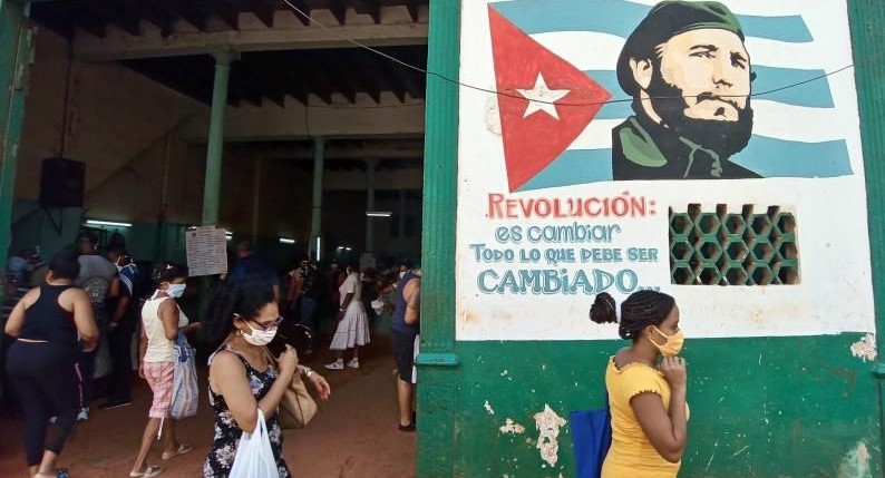 Cubanos en La Habana en tiempos de Covid-19.