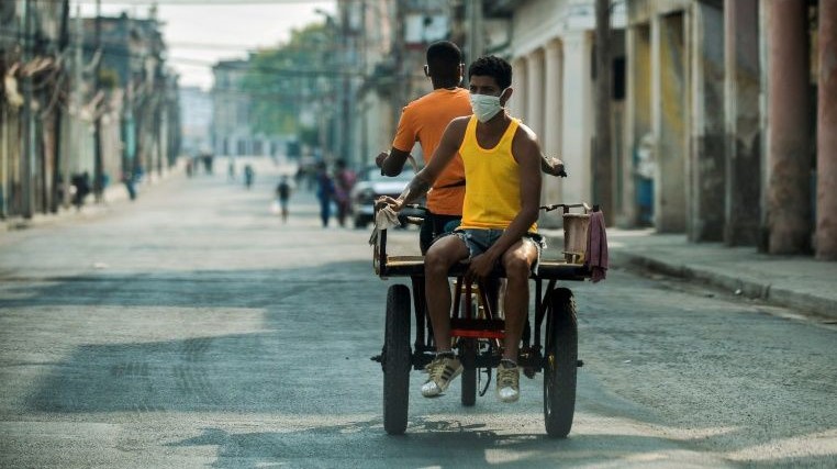Un triciclo por una calle de La Habana.