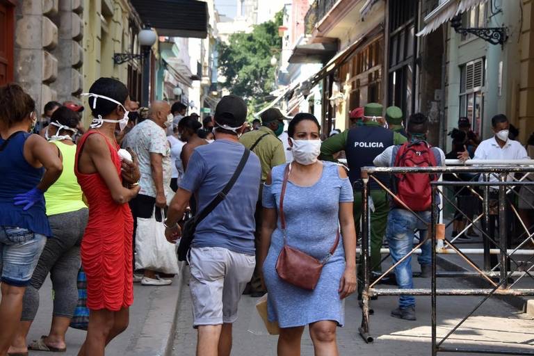 Cubanos en las calles de La Habana.