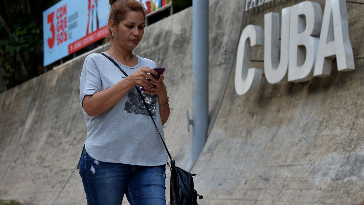 Una cubana usa su teléfono móvil.