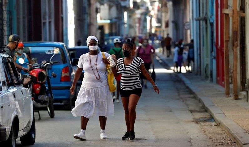 Cubanos en La Habana tras el desconfinamiento.