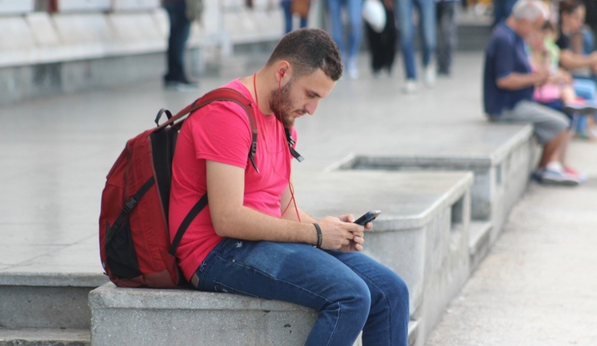 Un hombre conectado a internet desde el celular.