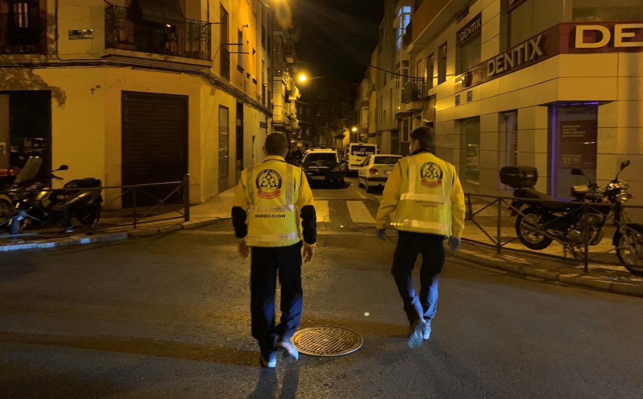 Personal de Emergencias Madrid se acerca al lugar del asesinato.