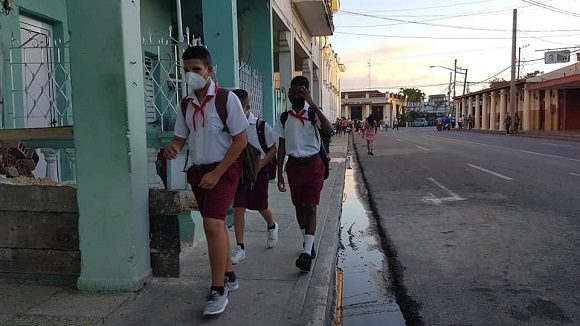 Estudiantes de primaria en Pinar del Río, donde actualmente están suspendidas las clases..