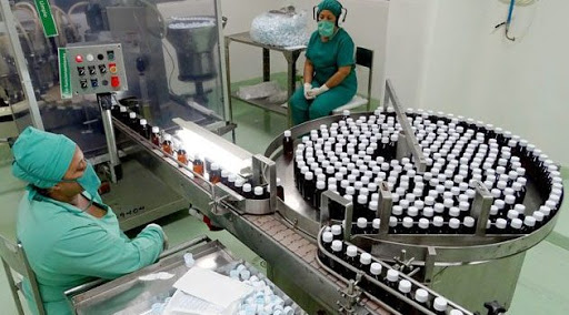 Fábrica de medicamentos en Cuba. 