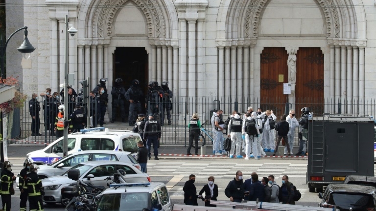 Policía, en la iglesia atacada en Niza. 