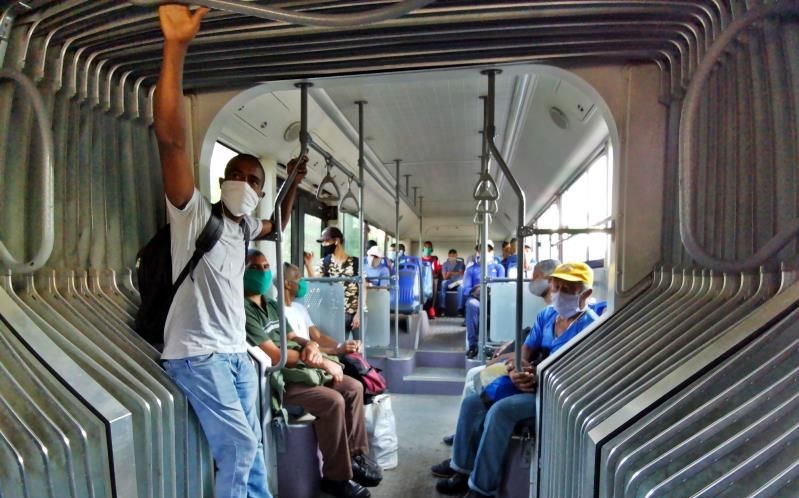 Interior de un ómnibus en Cuba.