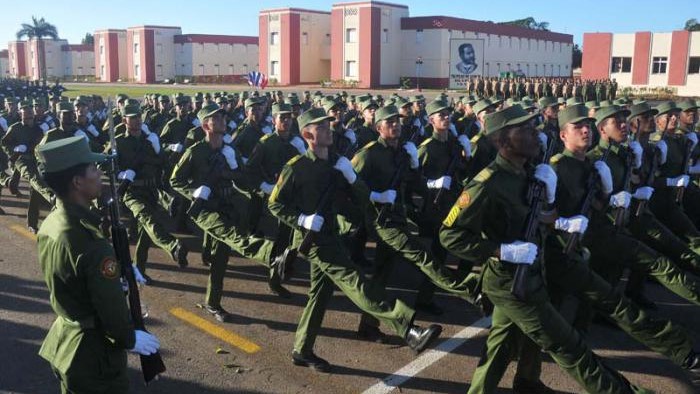 Desfile militar en la Escuela Interarmas Antonio Maceo, de Caimito.