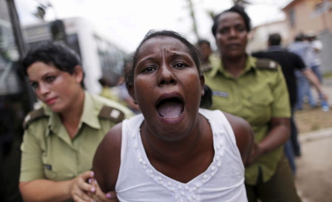 Una 'Dama de Blanco' grita al ser detenida en La Habana.