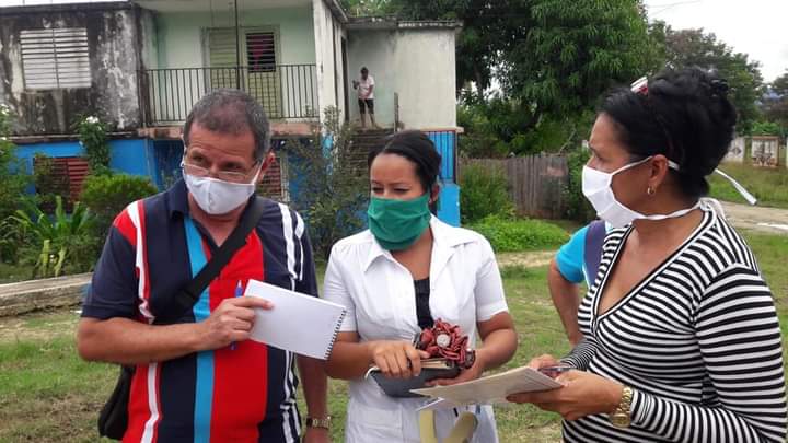 Personal sanitario en Mayarí realiza pesquisas en los barrios.