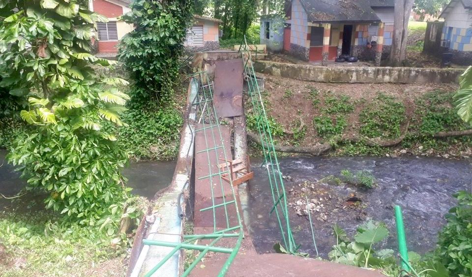 Imagen del puente caído.