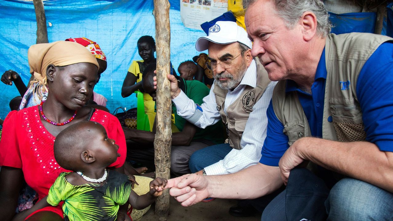 El director ejecutivo del Programa Mundial de Alimentos, David Beasley, junto a una familia en un campo de refugiados de Sudán del Sur.