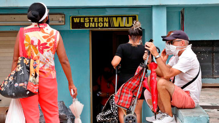 Cubanos en una oficina de Western Union en La Habana.