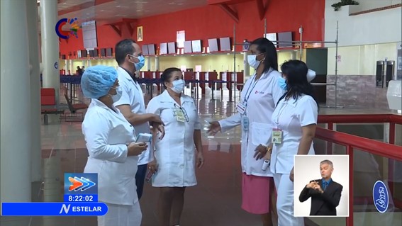 Personal médico y autoridades en el Aeropuerto Internacional de La Habana.