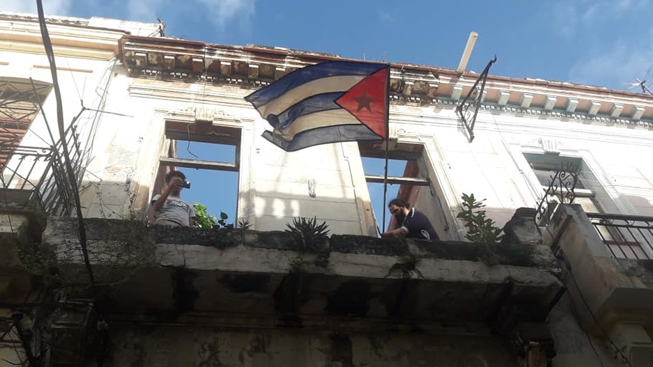 Los activistas sitiados en la sede del MSI colocan una bandera en la fachada.