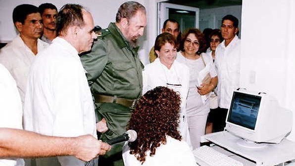 Fidel Castro en el Centro de Ingeniería Genética y Biotecnología, La Habana. 