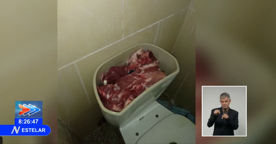 Carne escondida en el tanque de un inodoro.