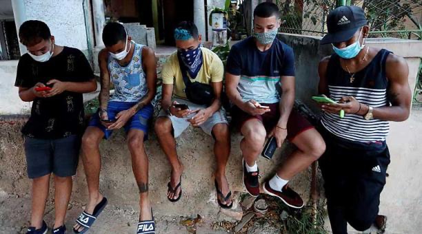 Cubanos conectados a Internet.