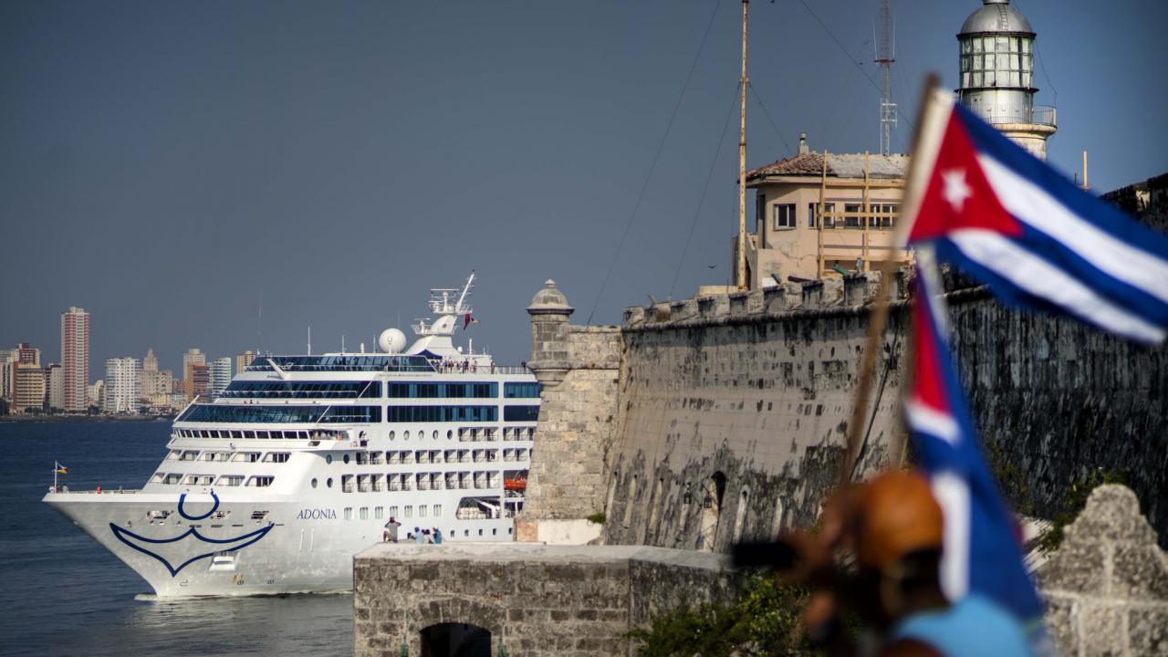 Un crucero entra a la Bahía de La Habana.