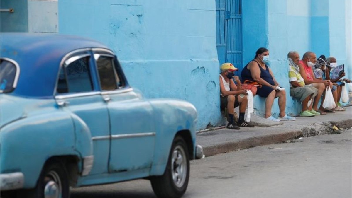 Cola en una panadería en Cuba en plena pandemia de coronavirus