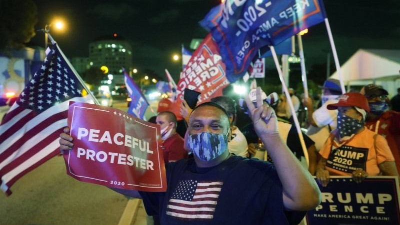 Cubanos festejan en Miami durante la noche electoral.