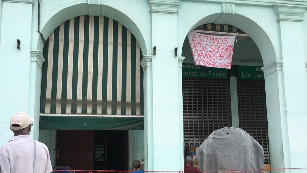 El cartel pidiendo auxilio de los vecinos de Prado 567.