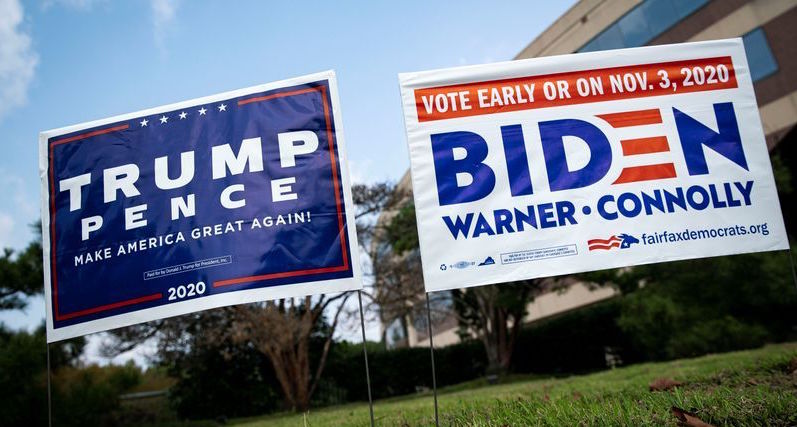 Carteles de apoyo a Donald Trump y Joe Biden al exterior de un centro de votación anticipada en Fairfax, Virginia.