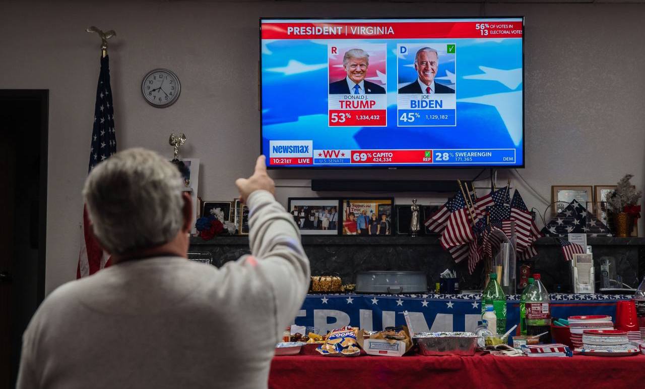 Un ciudadano estadounidense sigue los resultados de las elecciones por televisión.