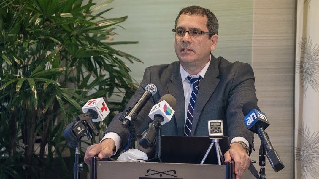 El economista Emilio Morales durante una conferencia de prensa.