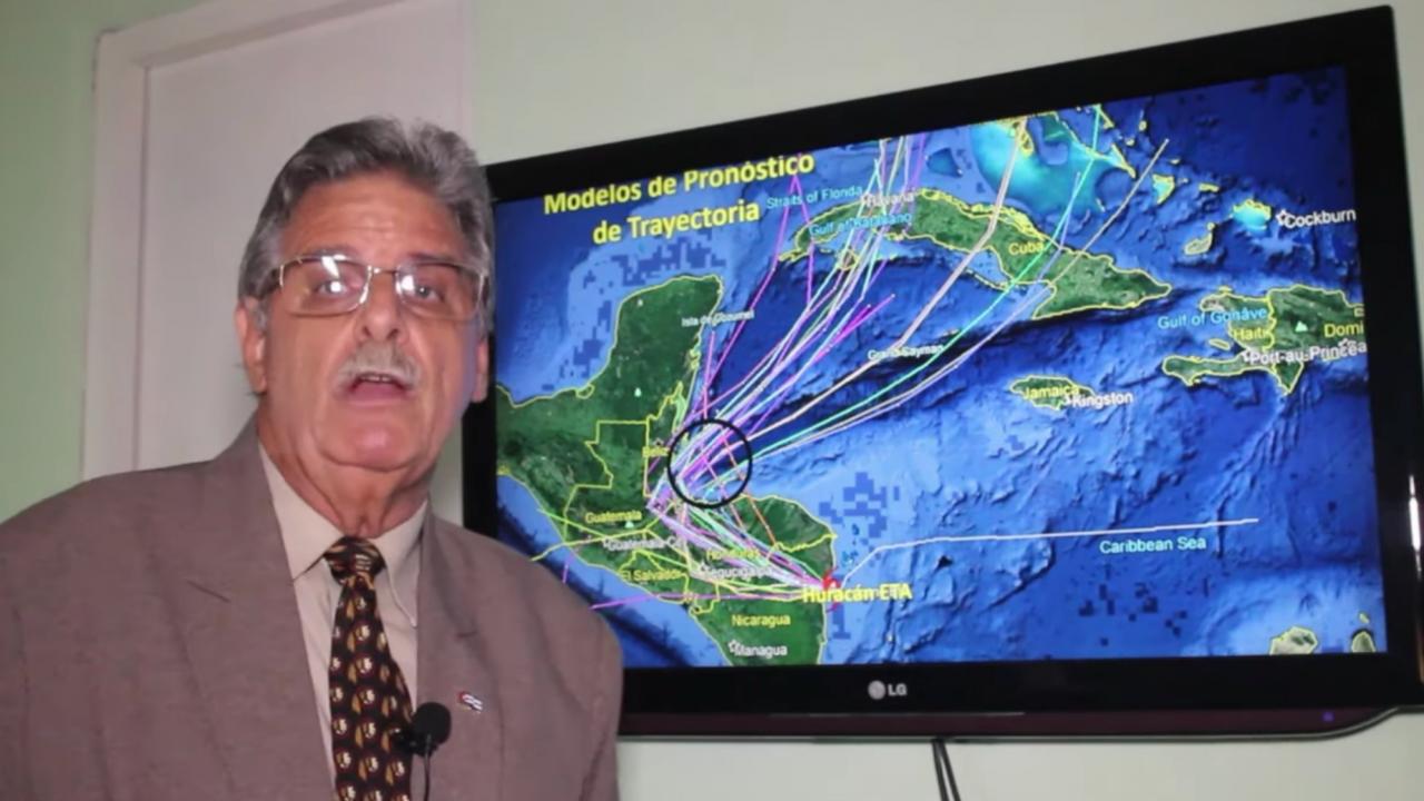 José Rubiera con los conos de trayecto del huracán Eta.
