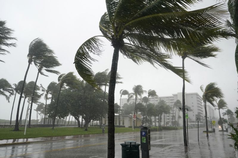 La avenida Ocean Drive vacía bajo un aguacero el domingo, en Miami Beach, Florida.