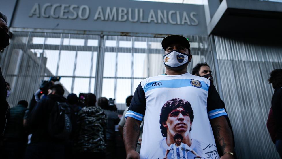 Un seguidor de Maradona, a las puertas de la clínica donde fue operado.