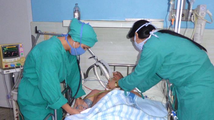 Médicos atienden a un paciente en Cuba