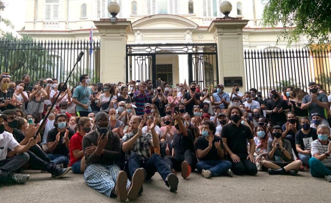 Artistas, intelectuales, activistas y otros cubanos frente a la sede del Ministerio de Cultura.