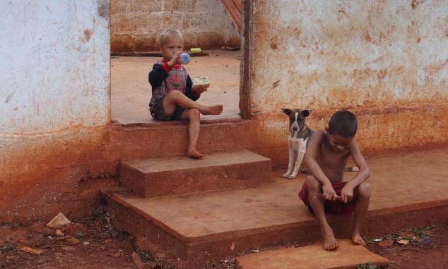 Niños cubanos en el campo.