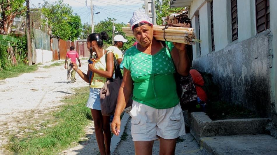 Mujeres cubanas intentan sostenerse económicamente a través de la venta de enseres.