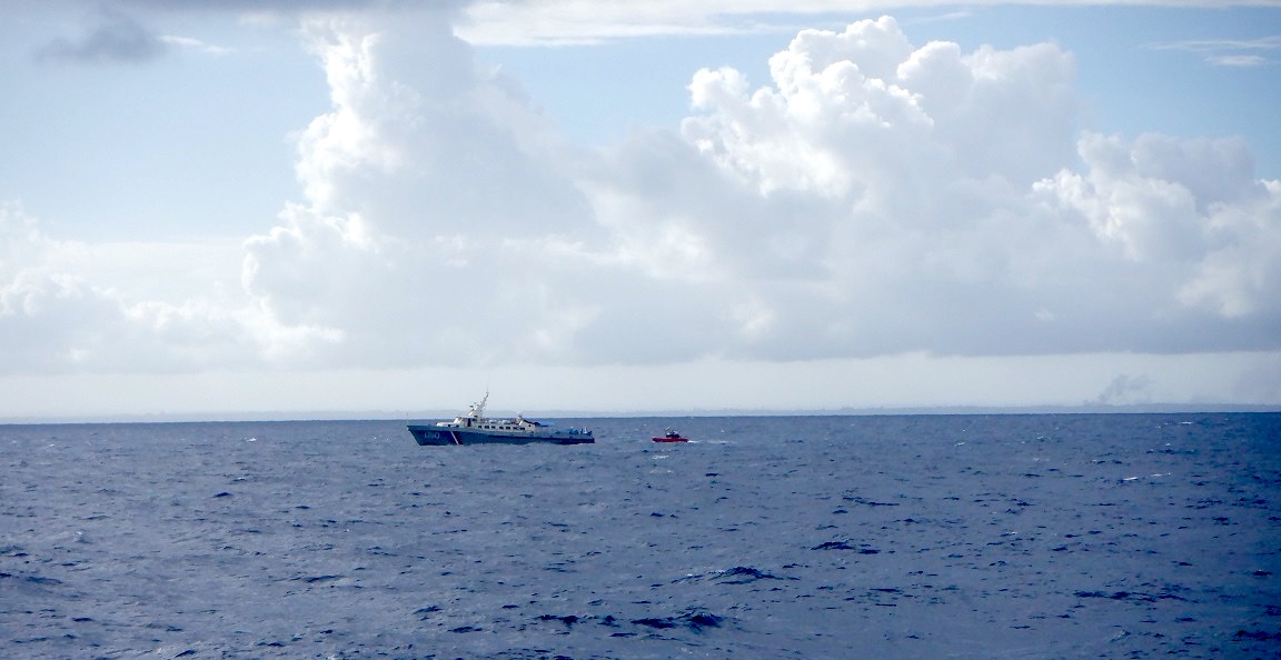 El Charles Sexton remolca la embarcación del pescador cubano.
