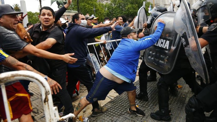 Disturbios en el sepelio de Maradona.
