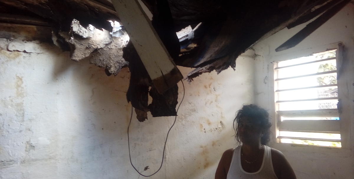 Tamara Urquiola Pedro, bajo el techo roto de su vivienda.