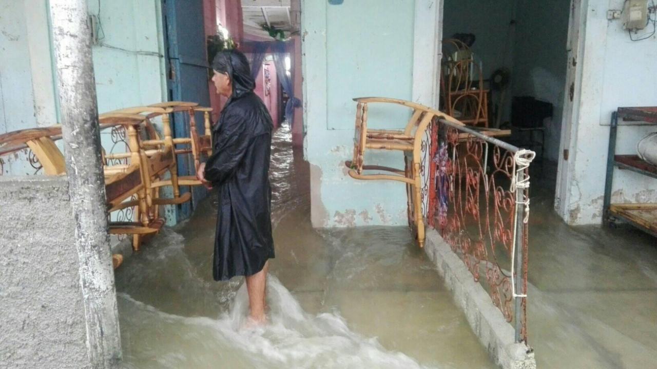 Un cubano, en una casa inundada por Eta en Sancti Spíritus.