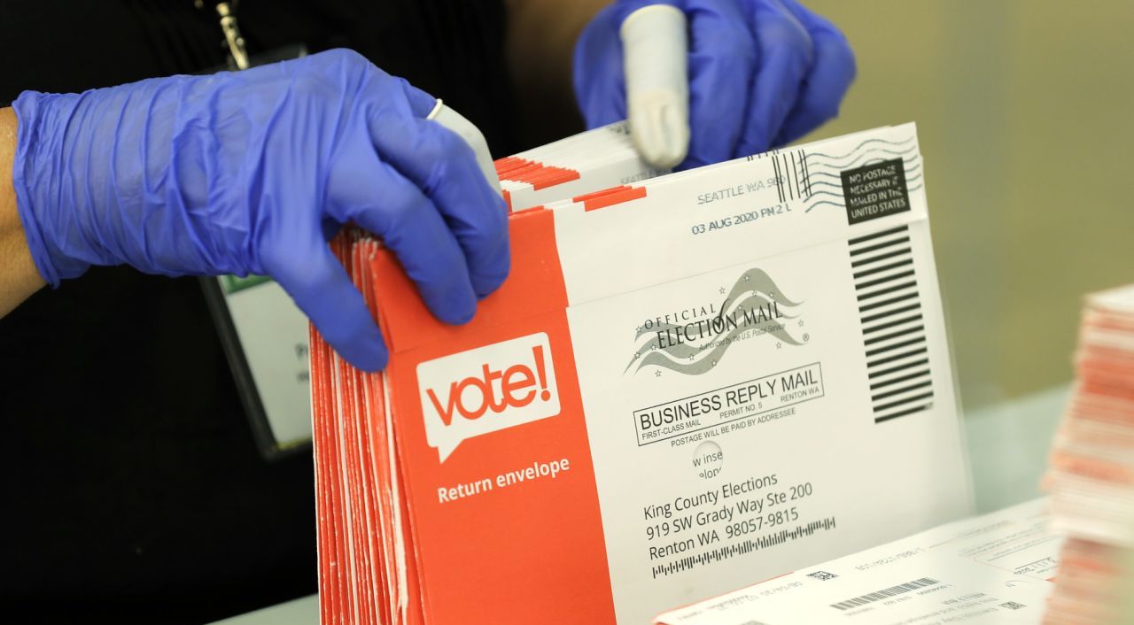 Un trabajador procesa boletas de votación enviadas por correo en las elecciones primarias en EEUU.