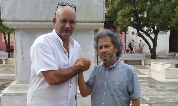 Carlos Esquivel y Rafael Vilches en el parque Antonio Maceo, de Las Tunas.